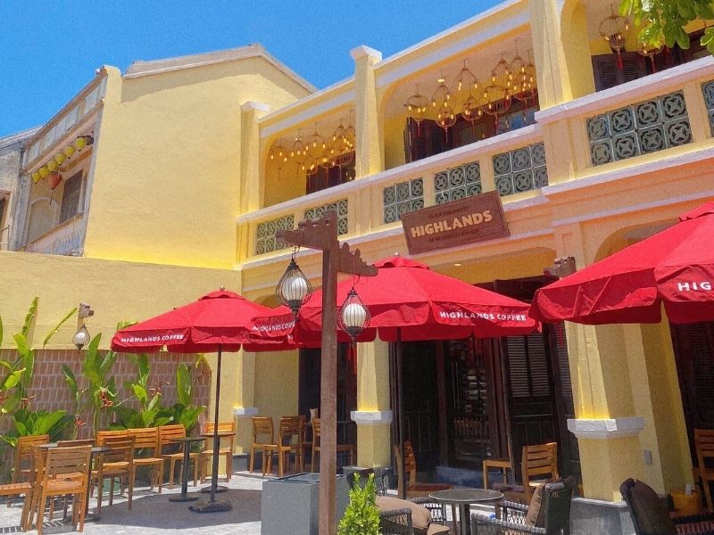 top 8 quan ca phe hoi an song ao ngam pho co cuc dep 1 Highlands Coffee – ngắm sông Hoài lãng mạn