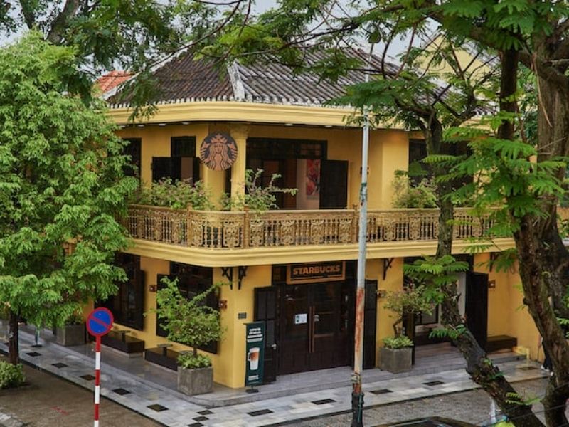 top 8 quan ca phe hoi an song ao ngam pho co cuc dep 2 Starbucks Hội An – hiện đại giữa lòng phố cổ