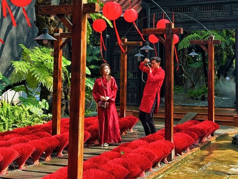 top 5 quan ca phe decor tet cuc xinh tai da nang 2 Không khí lễ hội lúc này rõ ràng hơn, các quán hoạt động sôi động và lên đèn đẹp vào buổi tối.